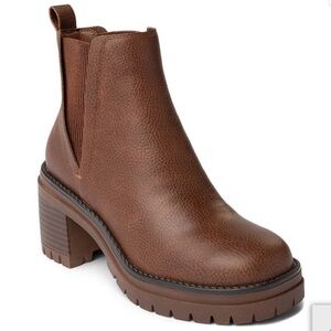 Mia Casen Chelsea Boot Luggage